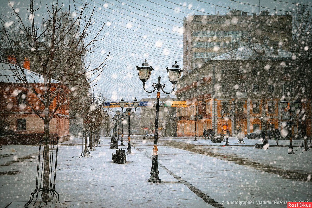 Каким был первый снег. Зима в городе. Город зимой. Первый снег в городе. Падает снег в городе.