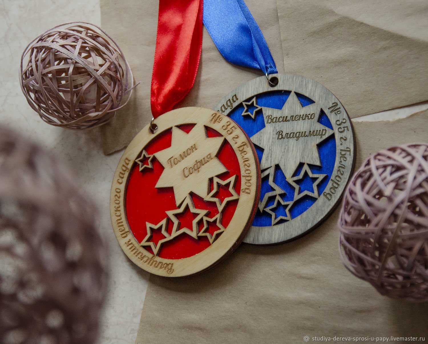Подарок на выпускной 9 класс детям. Деревянные медали для выпускников. Медали для выпускников из дерева. Медали из дерева на выпускной. Медаль выпускника из фанеры.