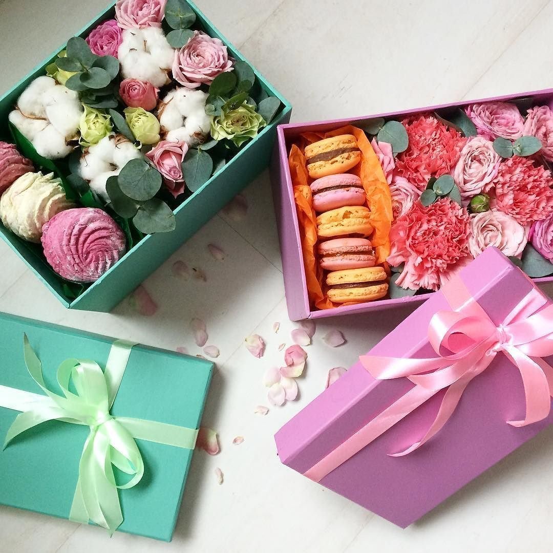 Как можно оформить подарок. Подарок в коробке. Коробка со сладостями. Сладости в коробке подарок. Подарочные коробки со сладостями.