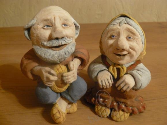 Дед и бабка из соленого теста. Скульптура из соленого теста. Фигурки старичков. Фигурки бабушки и дедушки.