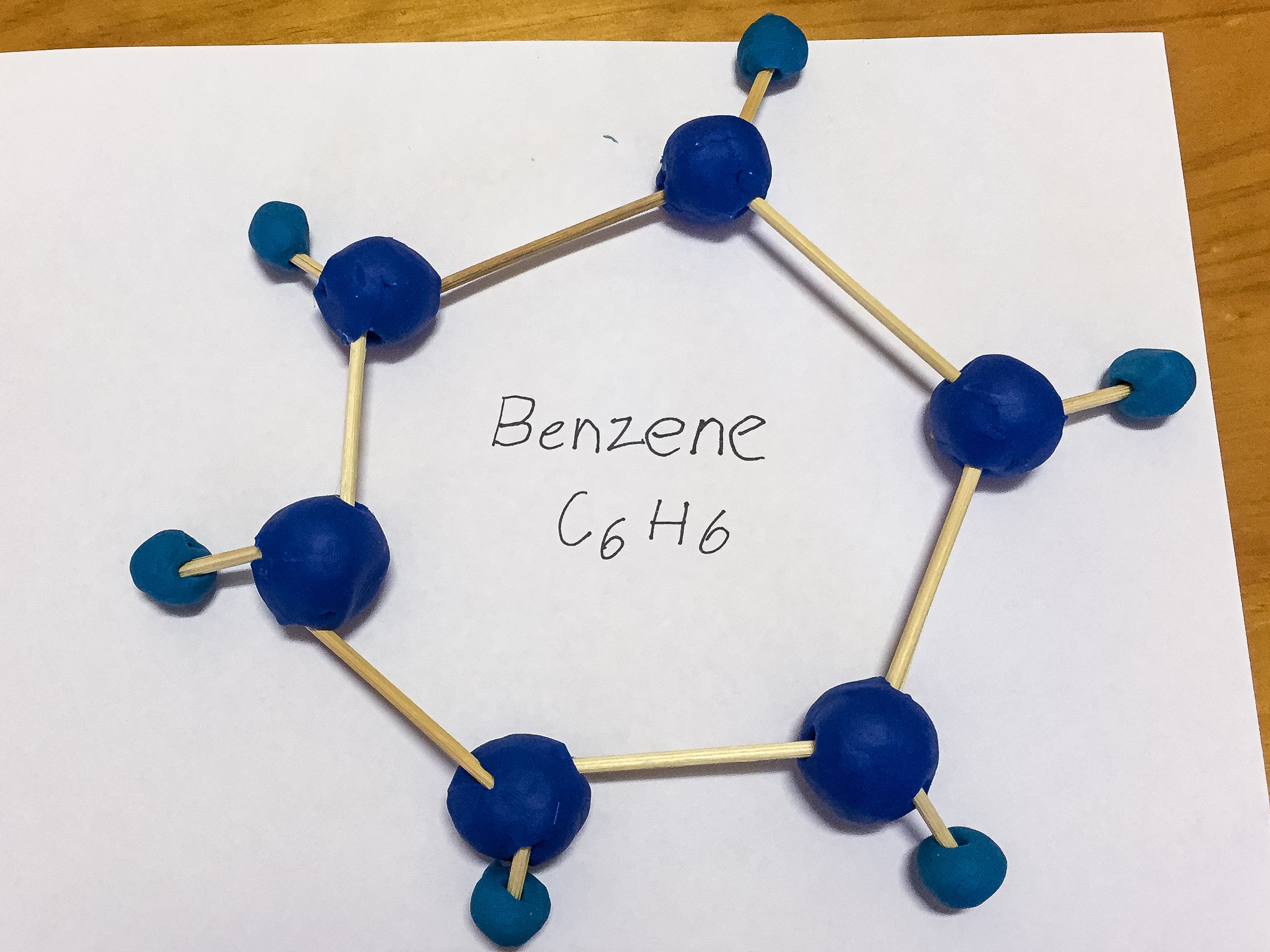 Молекула из пластилина. Модель молекулы бензола из пластилина. Макет молекулы. Молекулы из пластилина и зубочисток.