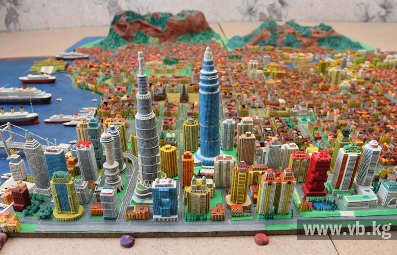 Как называется макет города. Город из пластилина. Мини город из пластилина. Мини макет города. Макет города из пластилина.