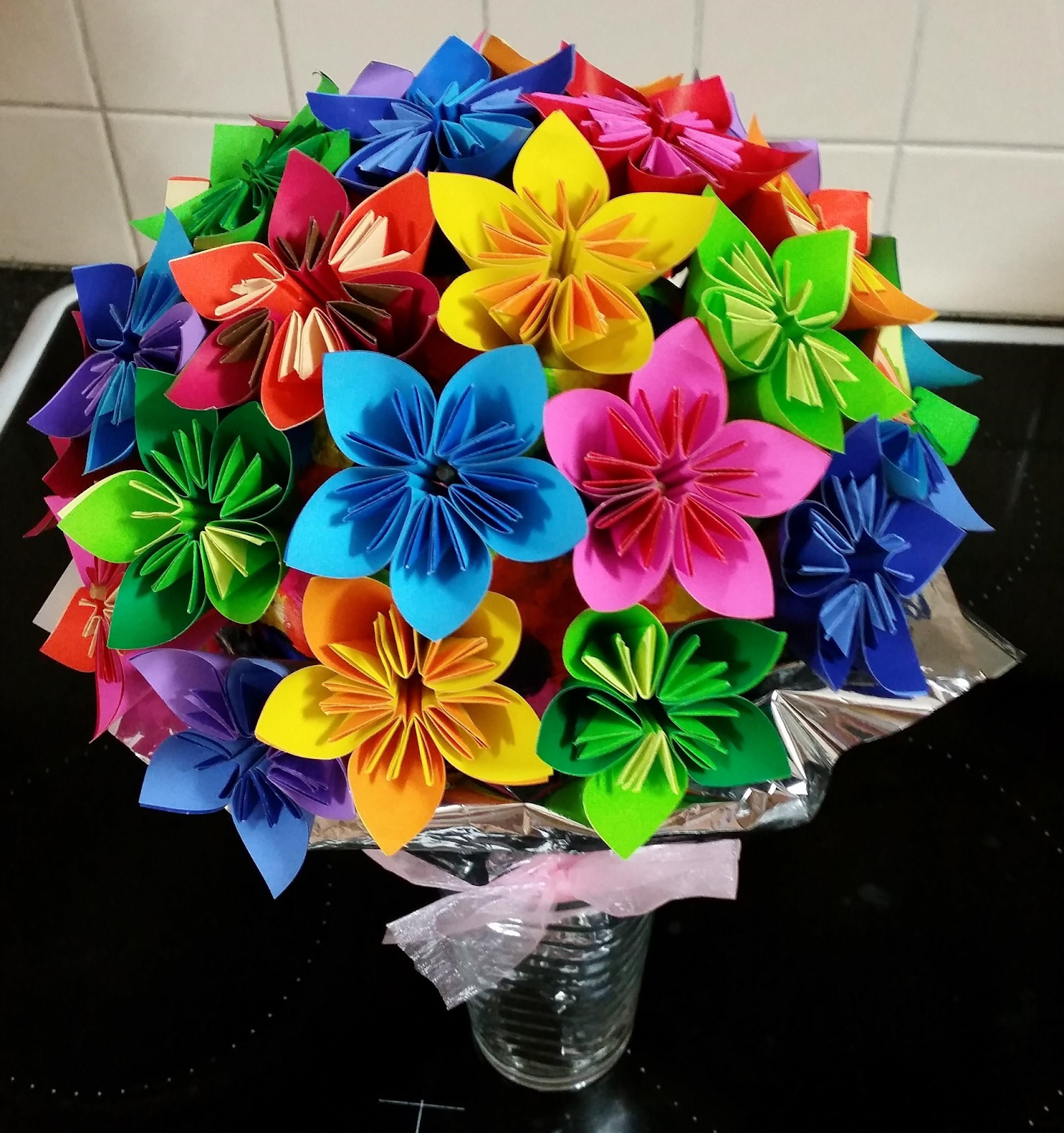 Поделка цветы. Поделки из бумаги цветы. Оригами цветок. Объемный букет из бумаги. Поделки из бумаги своими руками для школы