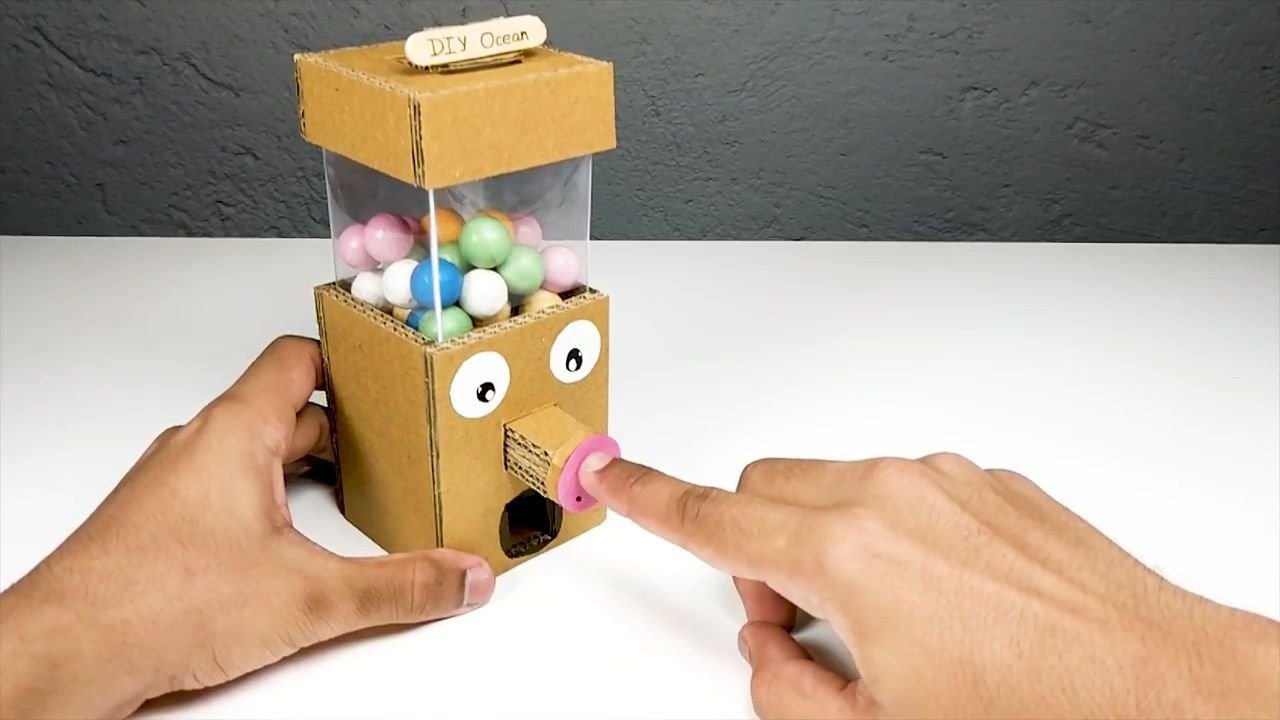 Игры как сделать игрушку. Автомат для жвачек из картона. Механизмы из подручных материалов. Игрушки для детей своими руками. Интересные штуки из картона.