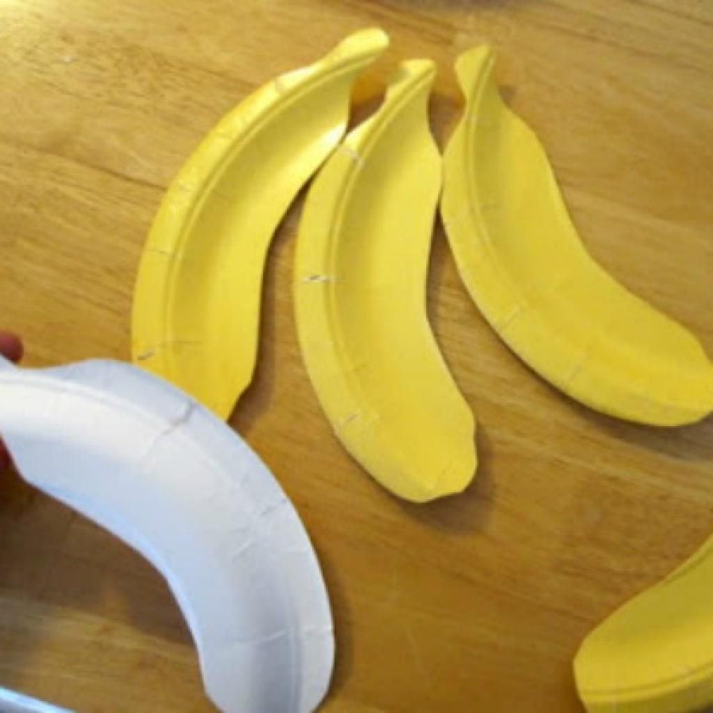 Банан из пластилина. Поделка банан. Банан из бутылки. Банан своими руками. Банан поделка для детей.