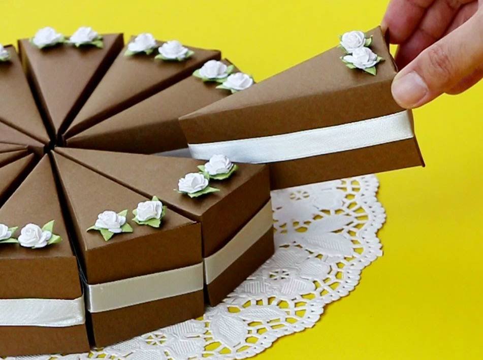 Картонный торт. Коробочка в виде торта. Украшения для картонного торта. Подарочная упаковка кусочек торта. Поделка шоколадка