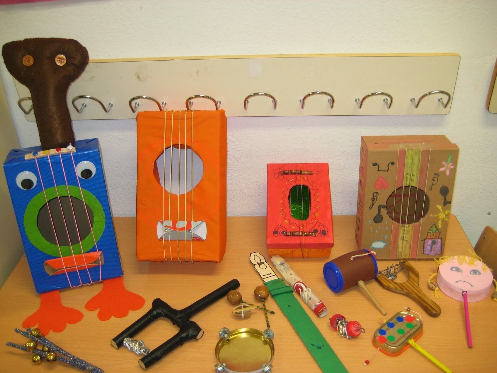Самодельные музыкальные. Музыкальные инструменты своими руками для детского сада. Музыкальный инструмент своими руками для детского. Музыкальные игрушки самоделки. Музыкальные игрушки в детском саду.