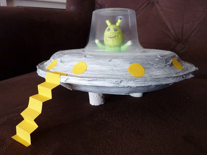 Космический корабль поделка. Летающая тарелка поделка. Космическая тарелка поделка. Поделка летающая тарелка в детский сад