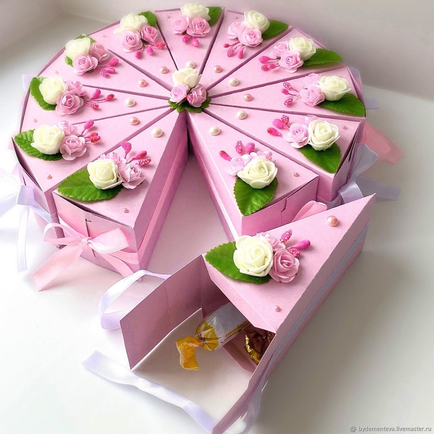 Декор для тортика из коробок. Картонный торт. Коробочки для бумажного торта. Бумажные украшения для торта. Подарок на день рождение поделки