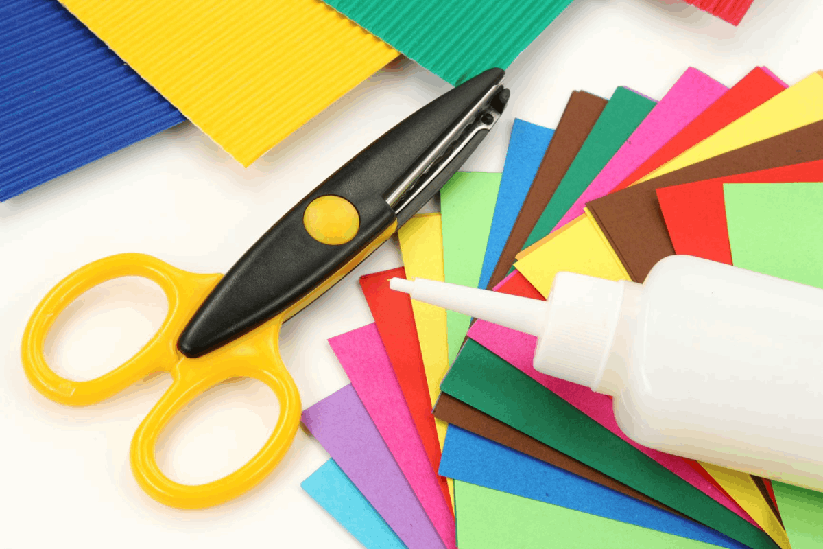 Приклеить пластилином. Клей ножницы бумага. Цветная бумага клей. Ножницы и цветная бумага. Материалы и инструменты для аппликации.