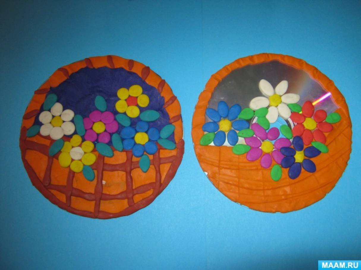 Круглый пластилин. Пластилинография цветы для мамы в старшей группе. Пластилинография на диске цветы для мамы старшая группа. Пластилинография цветы старшая группа. Пластилинография цветы в подготовительной группе.