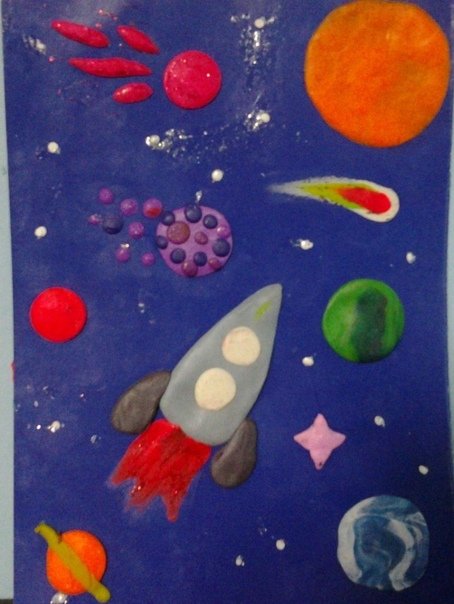 Лепка космос в подготовительной группе. Пластилинография космос старшая группа. Ракета в космосе пластилинография. Космос из пластилина на картоне. Рисование пластилином космос для детей.