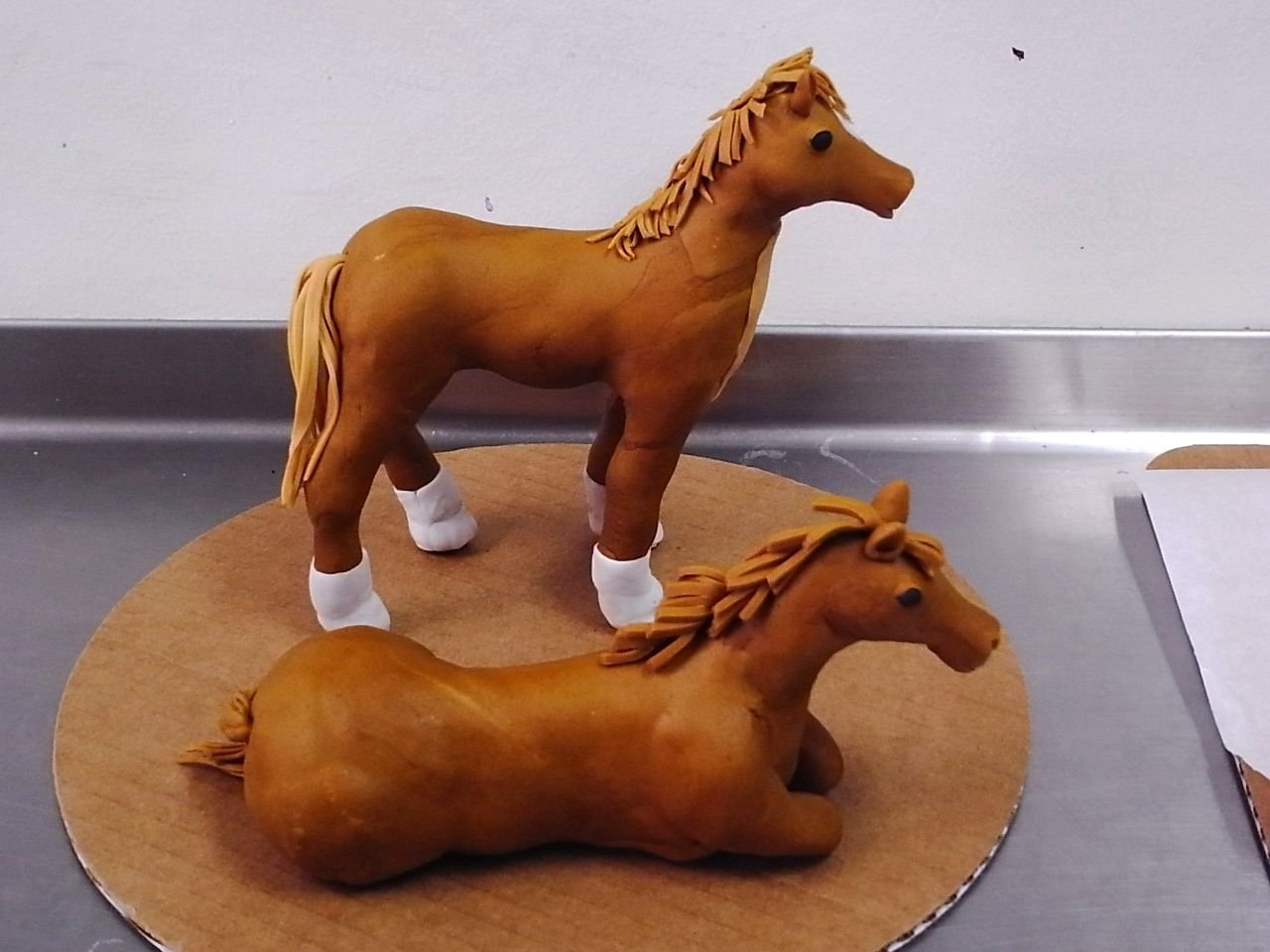Конь в тесте. Лошадь из пластилина. Лепка лошади. Лепка коня. Лошадь scриз пластилина.