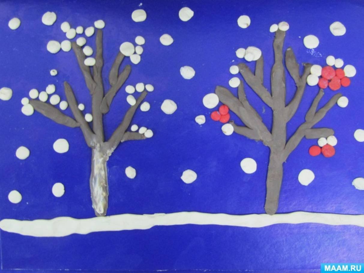 Деревья в снегу вторая младшая группа. Пластилинография декабрь старшая группа. Пластилинография 2 младшая группа зима. Лепка из пластилина на тему зима. Зима пластилином на картоне.