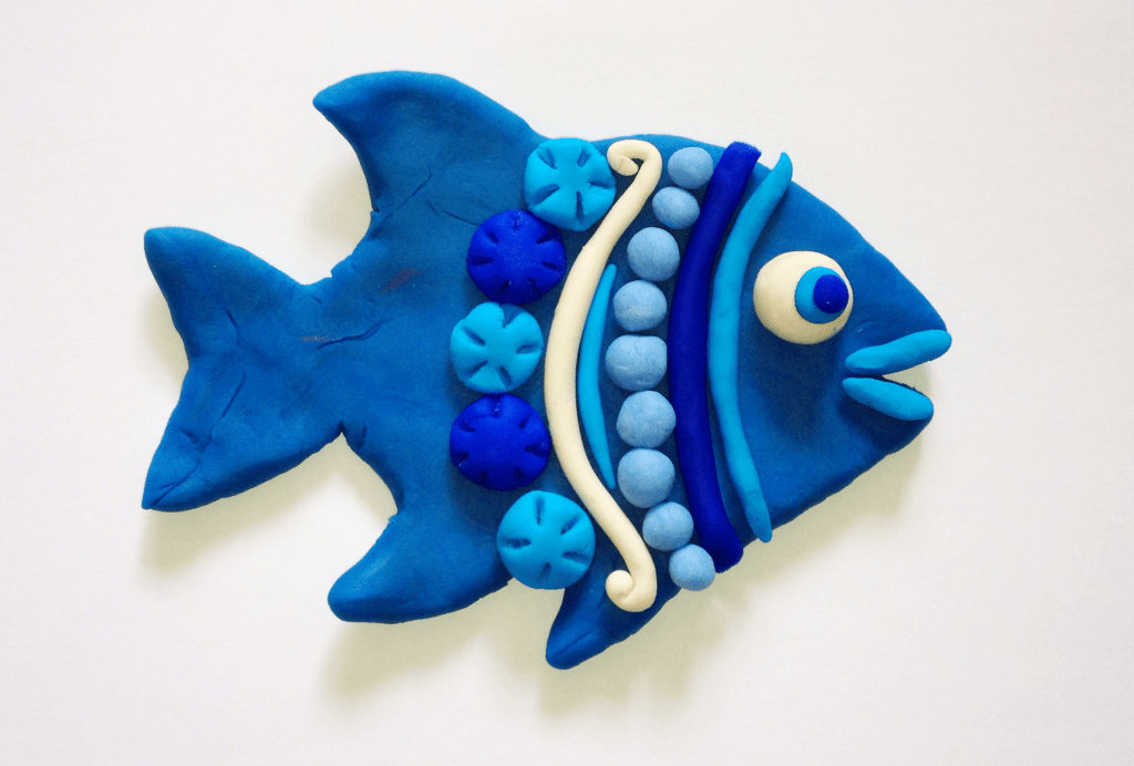 Пластилина голубой сделать. Рыбка из пластилина. Рыба из пластилина для детей. Красивые рыбки из пластилина.