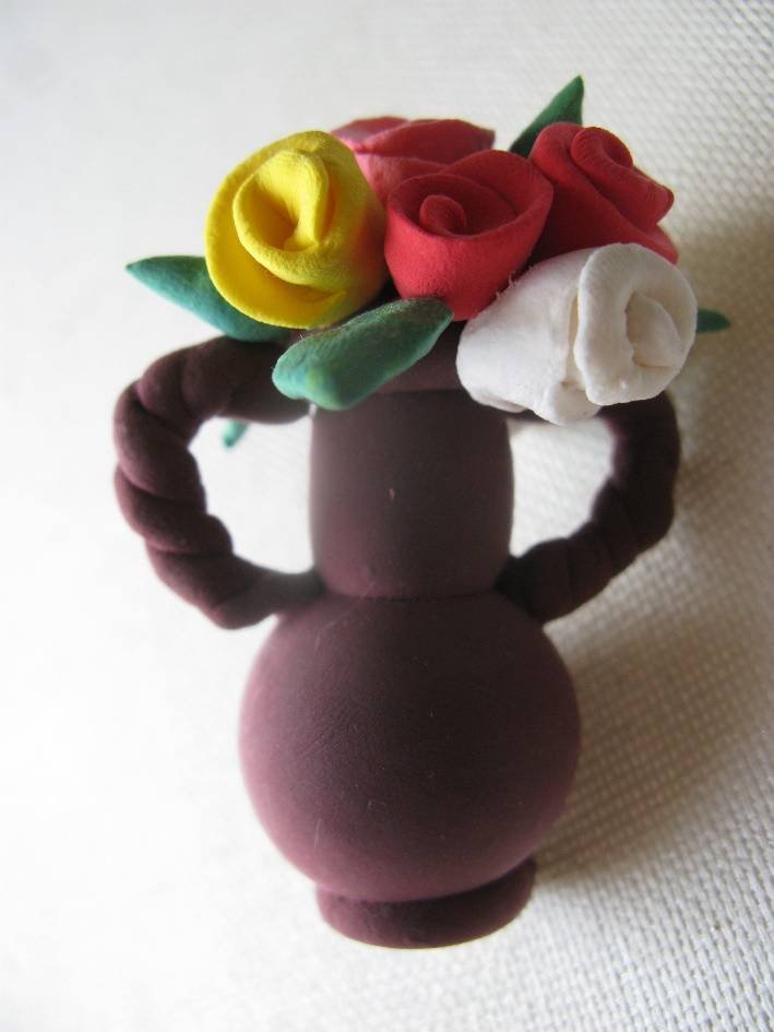 Кувшинчик из пластилина. Цветы из пластилина. Лепка цветы в вазе. Поделки из пластилина цветы. Ваза из пластилина для детей.