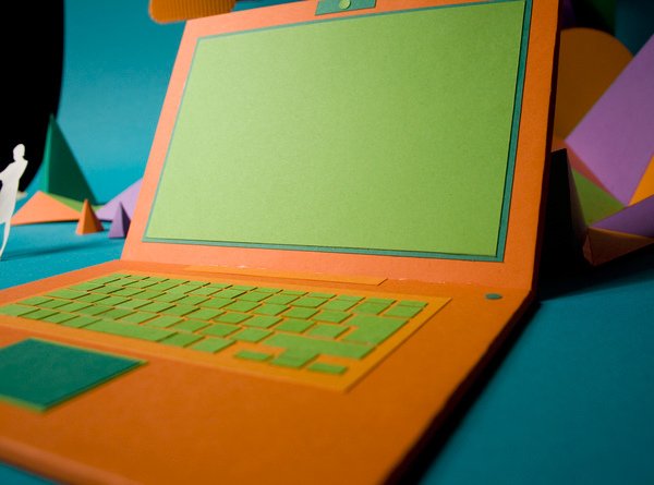 Ноутбук из картона. Ноутбук из картона для детей. Компьютер из бумаги. Макет компьютера.