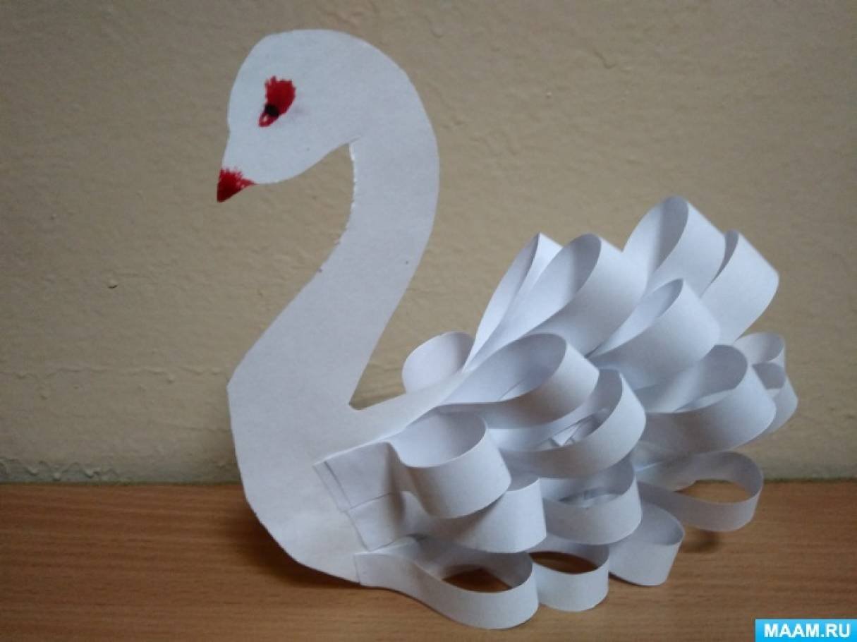 Лебеди из бумаги для детей. Поделка лебедь. Поделка лебедь объёмная. Поделки из белой бумаги. Объемная аппликация лебедь.