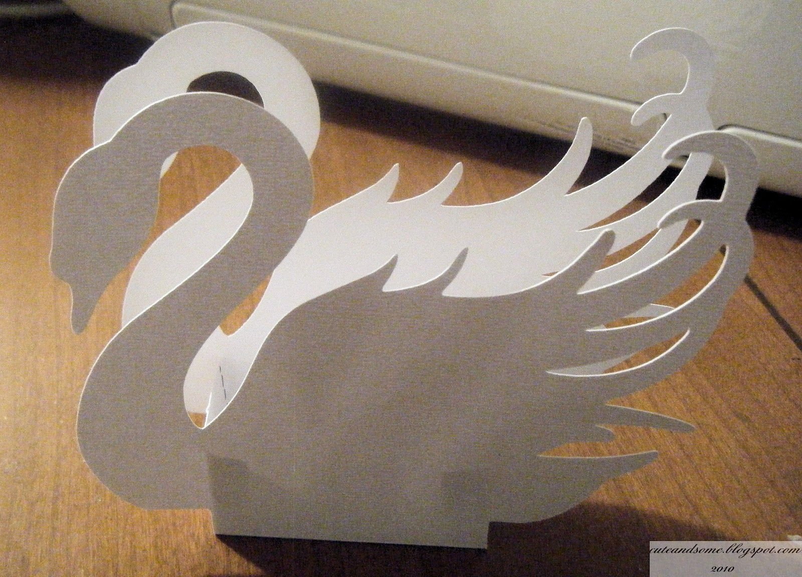 Шаблон лебедя из бумаги. Поделка лебедь из бумаги. Шаблон лебедя для поделки из бумаги. Объемный лебедь из бумаги. Лебеди для вырезания из бумаги.