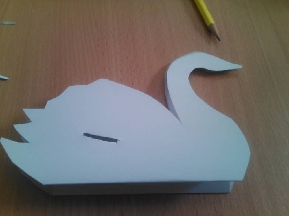 Лебеди из бумаги для детей. Поделка лебедь. Поделка лебедь из бумаги. Поделки из картона лебеди. Лебедь из бумаги на картоне.