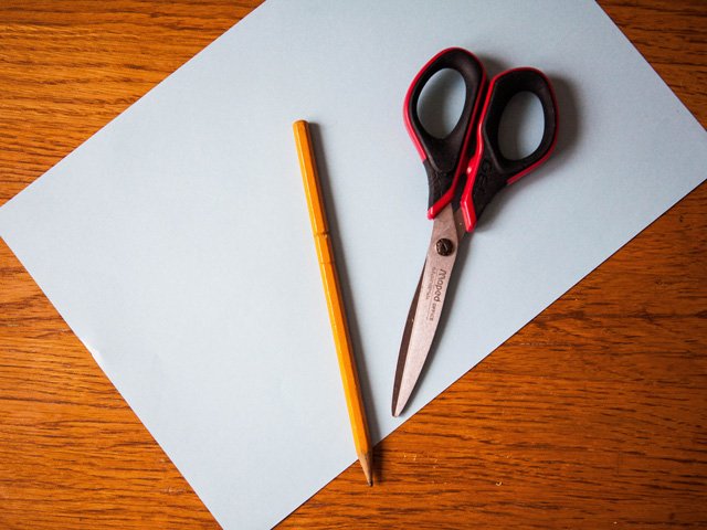 Ножницы маркер. Цветная бумага карандаши ножницы линейка. Клей ножницы бумага. Бумага, карандаши, клей, ножницы. Ножницы для бумаги.