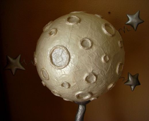 Макет луны 1 класс окружающий. Папье маше планеты. Макет Луны. Поделка планеты. Поделка Луна.