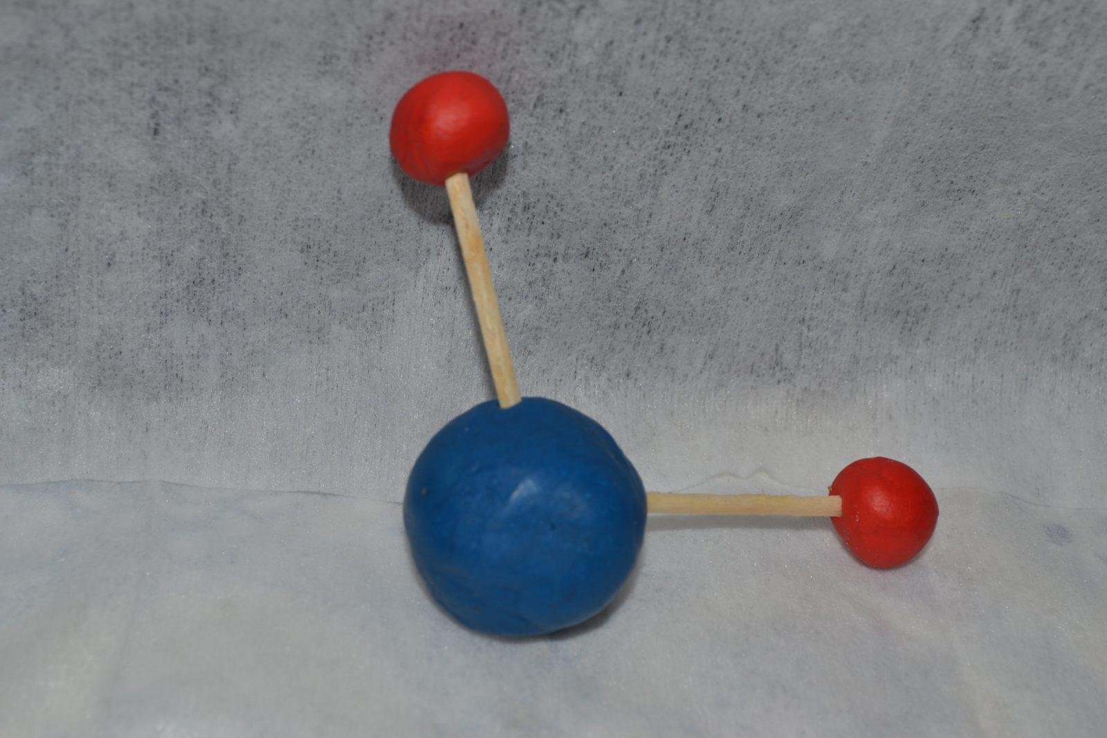 Молекула из пластилина. Модель молекулы из пластилина. Модель молекулы воды из пластилина. Модель молекулы воды. Макет молекулы воды.