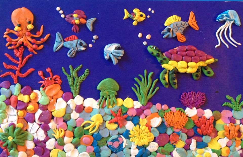 На дне творческие работы. Лепка морские звезды и кораллы. Подводный мир пластилинография для детей. Пластилинография Морское царство аквариум. Пластилинография для детей Морское дно.