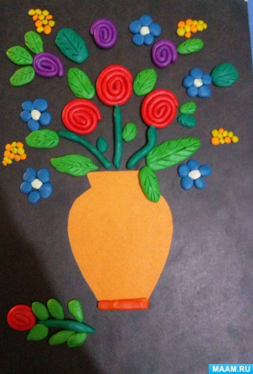 Урок работа с пластилином. Пластилинография цветы для мамы. Пластилинография букет для мамы старшая группа. Ваза с цветами пластилин. Пластилиновая аппликация.