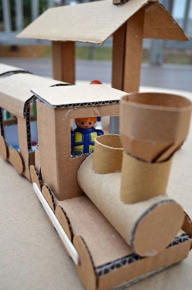Сделать пд. Паровозик из картона. Изделия из картонных коробок. Изделия из картона для детей. Поделки из картонной коробки.
