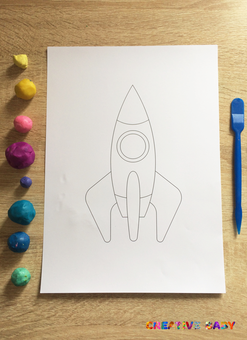 Ракета из пластилина для детей. Ракета из пластелинографии. Космическая ракета из пластилина. Ракета из пластилина на картоне.