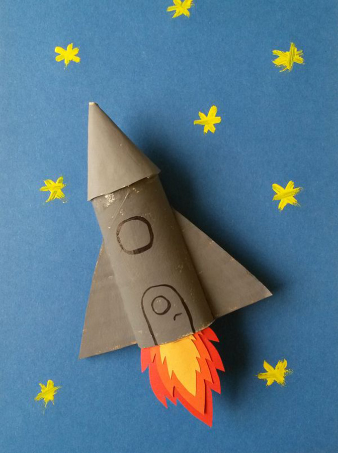 Ракета из втулки ко дню космонавтики. Ракета поделка. Поделка ракета из бумаги. Ракета поделка для детей. Ракета поделка в садик.