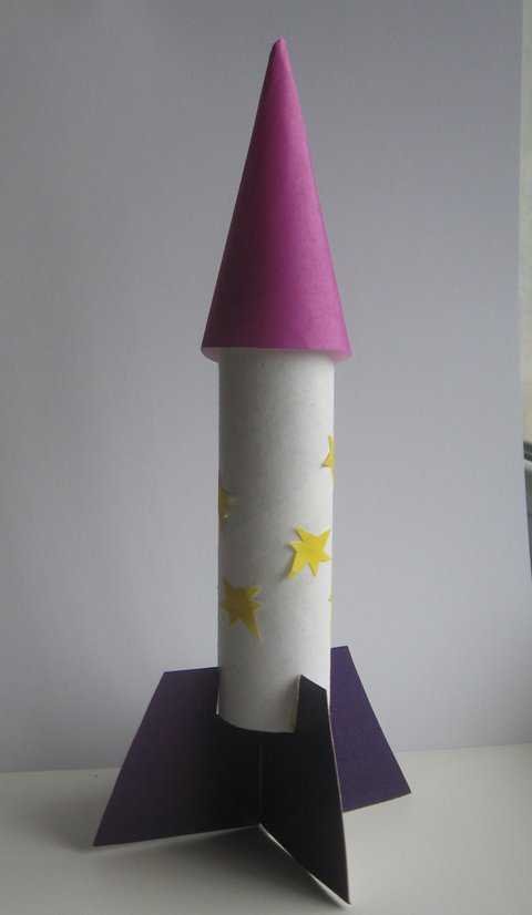 Ракета поделка. Ракета из картона. Поделка ракета из бумаги. Детский макет ракеты. Объемная ракета из картона