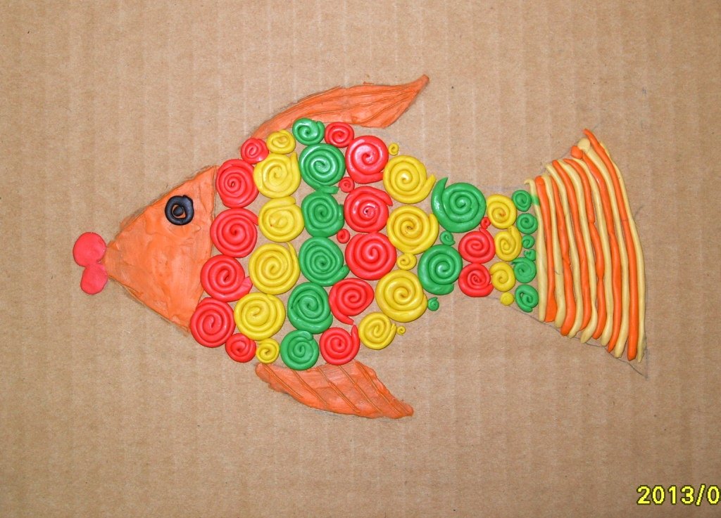 Мастер класс рыбы. Рыбка пластилинография рыбка. Аппликация из пластилина рыбка. Поделка рыба из пластилина. Рыба из пластилина на картоне.