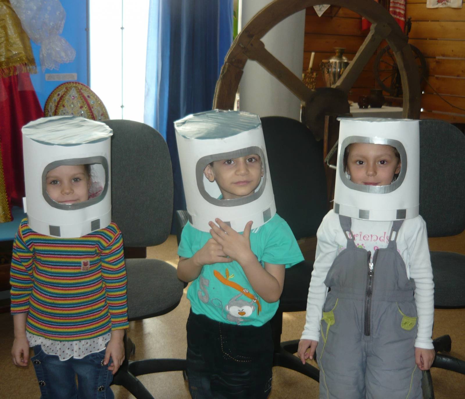 Скафандр космонавта своими руками. Космические костюмы для детей. Шлем Космонавта ребенку для детского сада. Шлем Космонавта в детский сад. Космический костюм в садик.