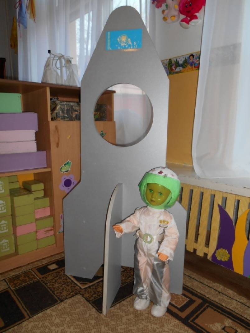 Скафандр своими руками в детский сад. Костюм на день космонавтики. Космический костюм для мальчика в садик. Космическийкомьюм в детский сад. Космический шлем в детский сад.