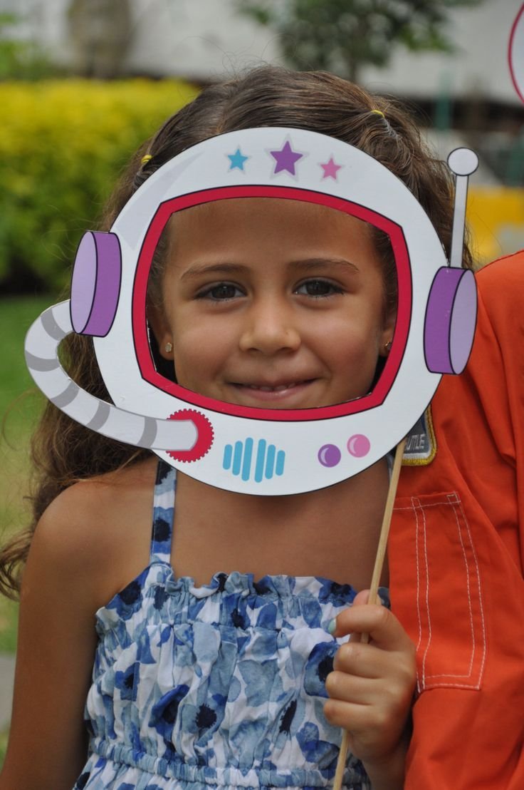 Шлем космонавта из картона. Космический шлем для ребенка. Шлем Космонавта детский. Шлем Космонавта из бумаги.