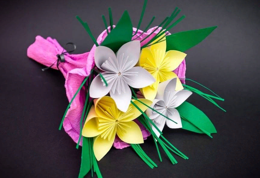 Весеннее оригами. Цветы из цветной бумаги. Весенний букет поделка. Бумажный букет. Букет из цветной бумаги.
