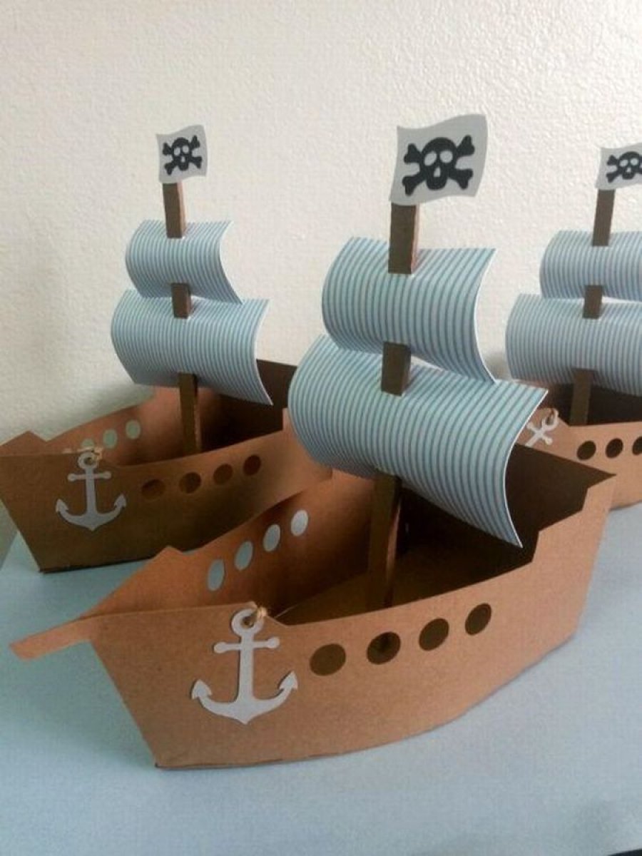 Садик корабли. Поделка корабль. Пиратский корабль из картона. Объемная поделка корабль. Макет корабля из картона.