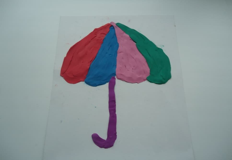 Лепка зонтик средняя группа. Лепка зонтик. Лепка цветные зонтики. Лепка зонтик старшая группа. Разноцветные зонтики лепка.