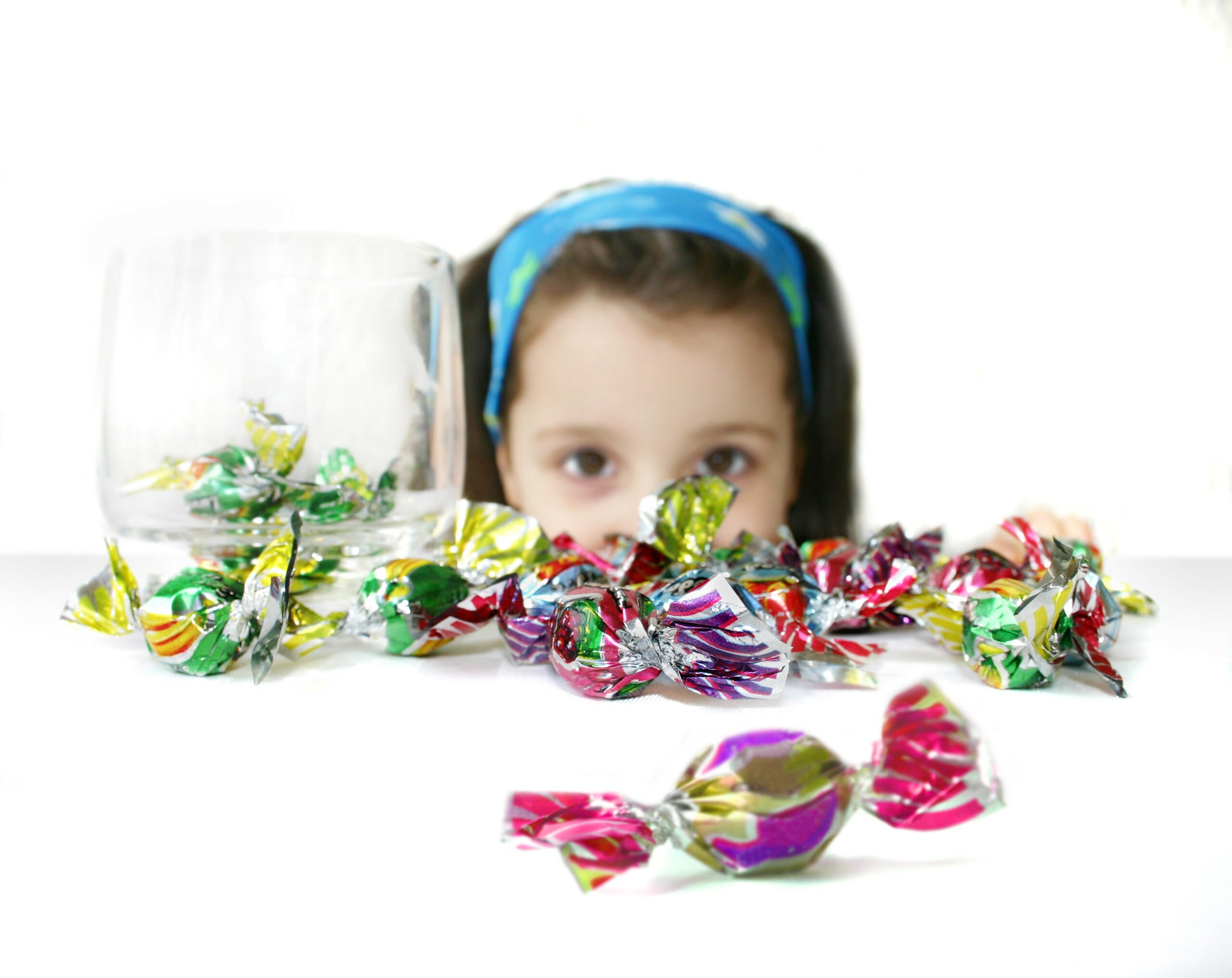 Детям есть конфеты. Девочка с конфетами. Конфеты детям. Фотосессия с конфетами. Конфета картинка.