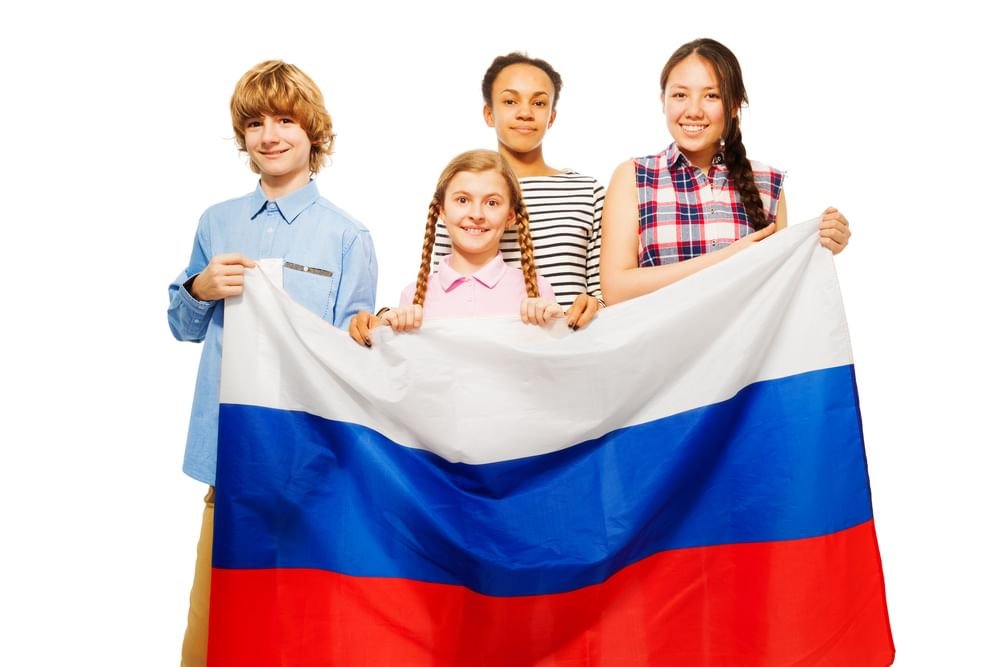 Знамя российское это моя семья. Русская семья с флагом. Флаг для детей. Семья на фоне российского флага. Дети на фоне флага России.