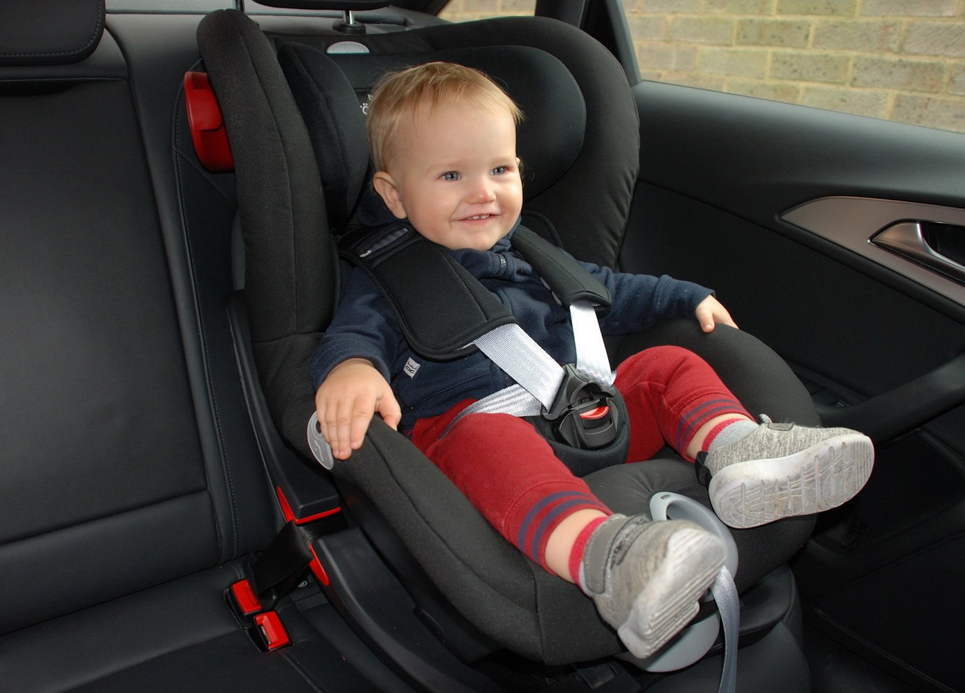 Можно возить ребенка без детского кресла. Britax Romer 9-18 кг Isofix. Автокресло детское Audi Isofix child Seat 0-18 кг. Бритакс Ромер Кинг 2 на переднем сидении. Ребенок в детском кресле в машине.