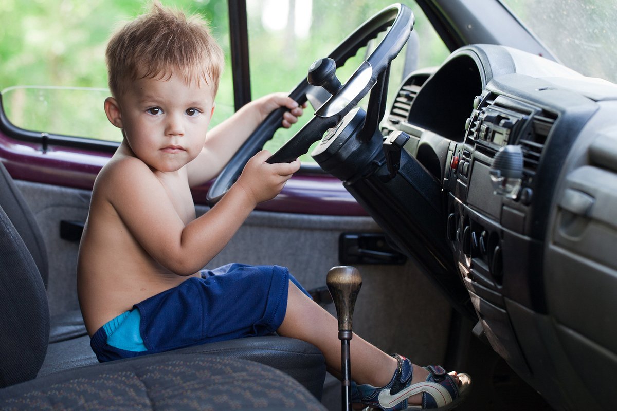 Водить ли детей в школу. Ребенок за рулем. Ребёнок за рулём автомобиля. Машина для детей. Машины для мальчиков.