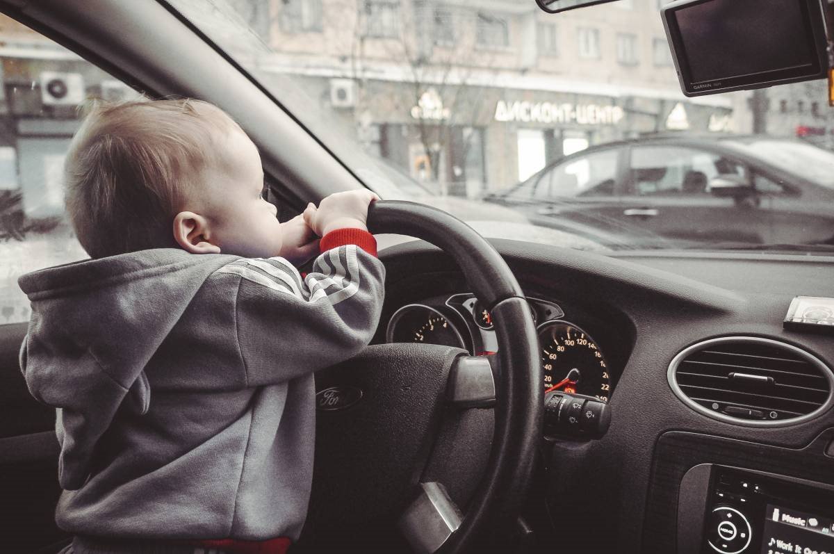 Даешь мальчику в машине. Ребенок за рулем. Ребёнок за рулём автомобиля. Маленькие дети за рулем машины. Малыш за рулем авто.