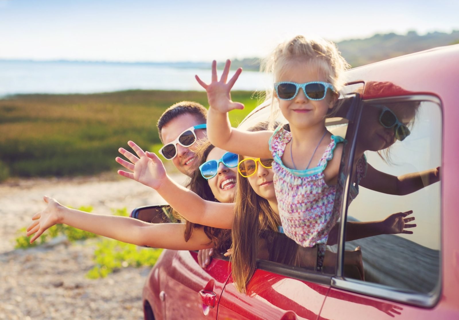 На машине на выходные с детьми. Путешествие с детьми. Лето дети море. Путешествие с семьей. Семья путешествует.