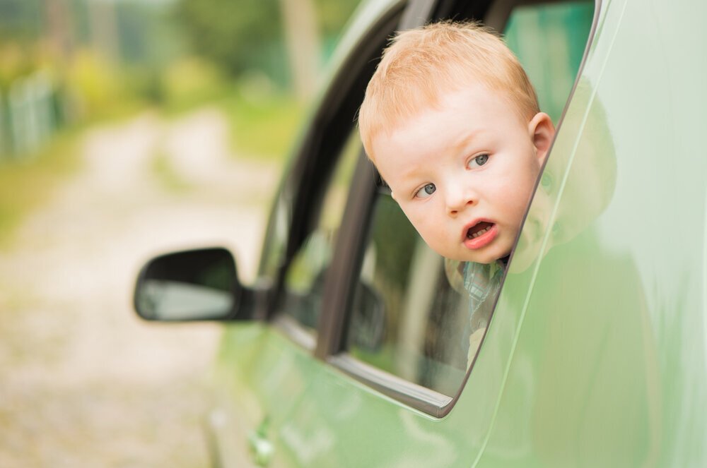 Включи дети и водители. Ребёнок высунулся из окна автомобиля. Ребенок выглядывает в окно машины. Ребенок высовывается из окна машины. Дети в окне машины.