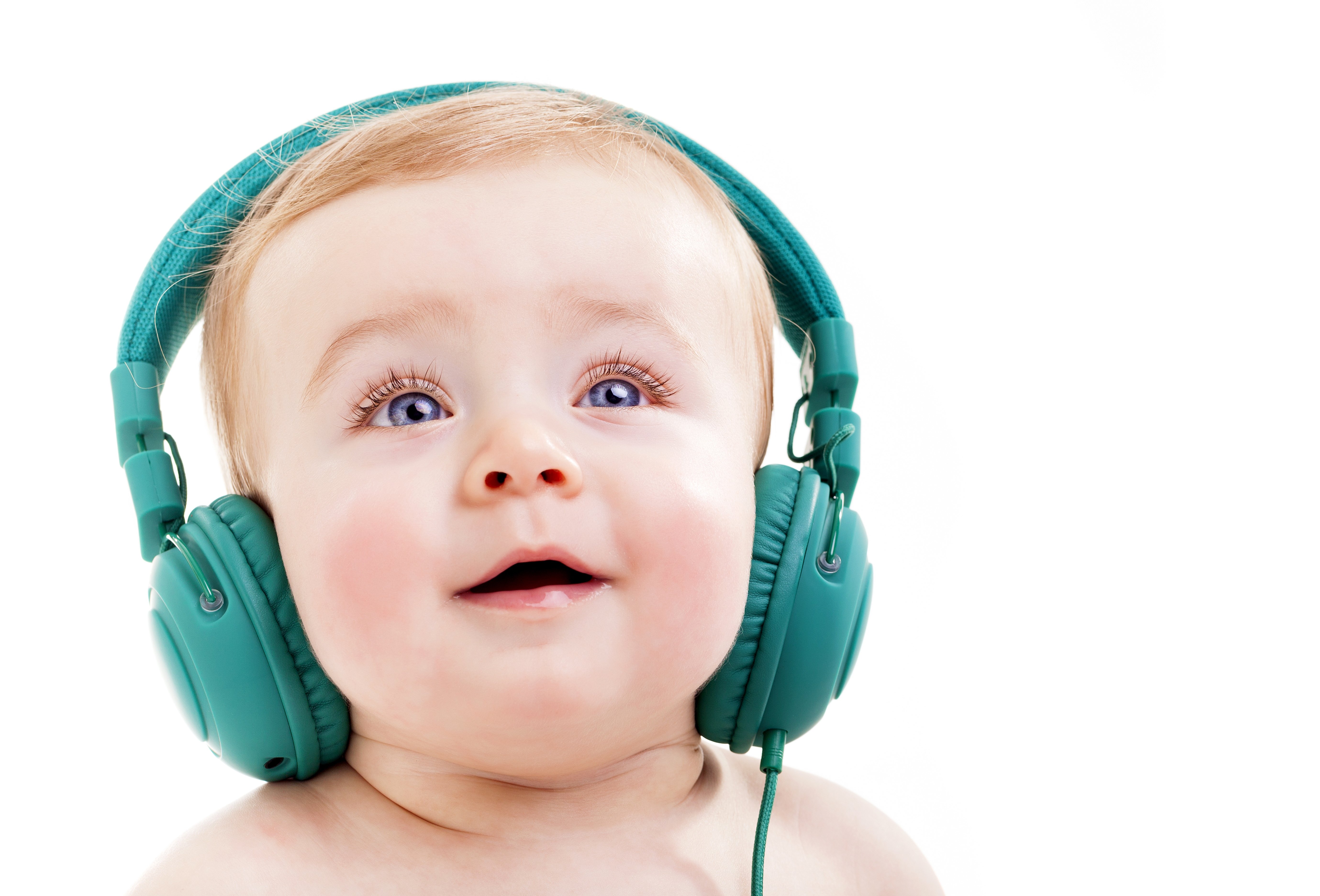 Музыкальный слух у человека. Ребенок в наушниках. Малыш с наушниками. Наушники для детей. Ребенок слушает.