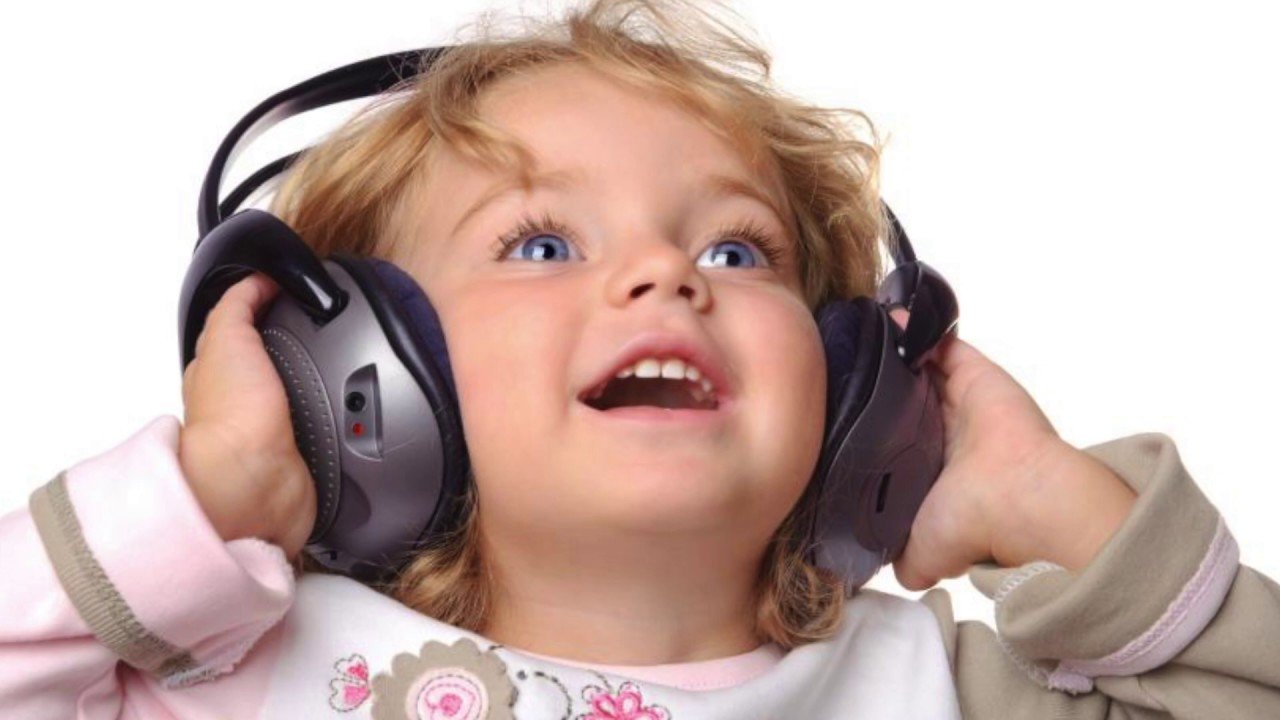 Музыка детям слушать можно. Ребенок в наушниках. Ребенок с наушниками. Ребенок слушает. Прослушивание музыки дети.