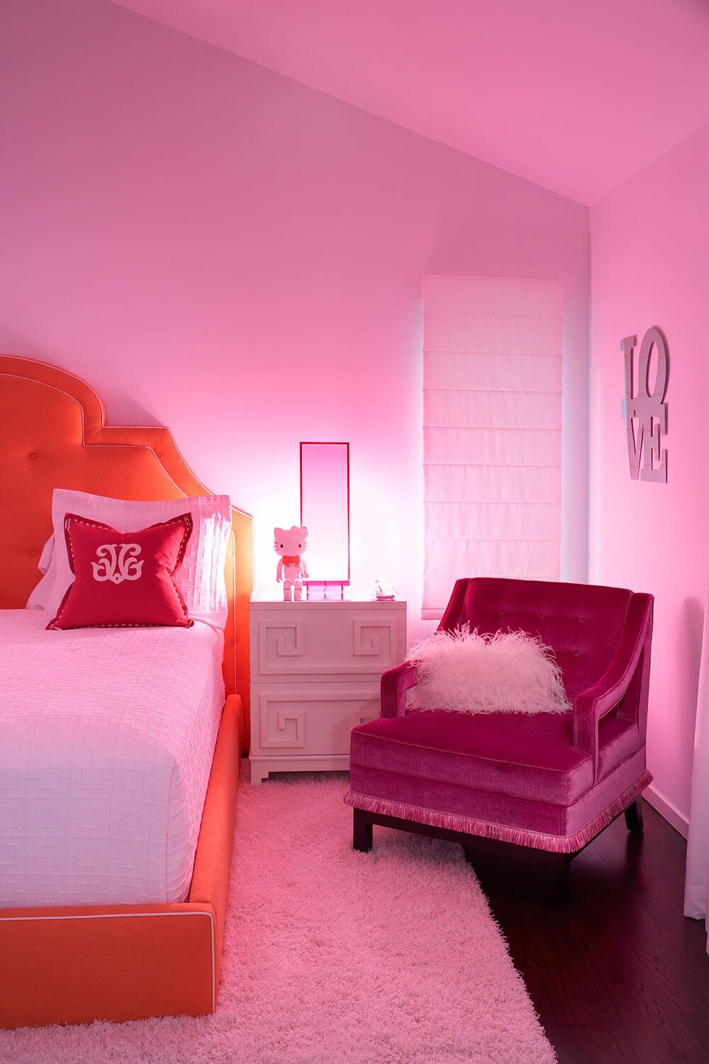 Розовый свет спать. Розовая спальная комната. Спальня в розовых тонах. Комната с розовыми стенами. Розовый интерьер комнаты.